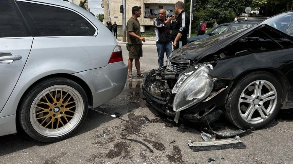 Две коли катастрофираха на кръстовище в Хасково. Булфото От видеокамерите се