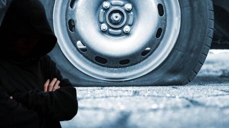 БЕЗ ДА МУ ПУКА: Мъж пука гуми наред в София (ВИДЕО)