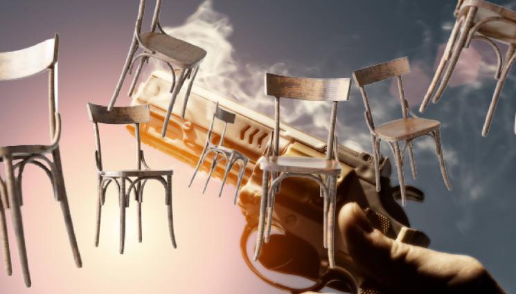 пистолет столове - ДИВ ЕКШЪН: Куршуми и столове полетяха в заведение!