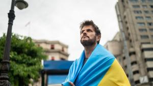 Руснак боядисал косата си в цветовете на украинското знаме беше