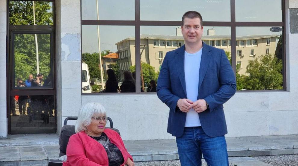 Стара Загора има два нови специализирани буса за хора с увреждания (СНИМКИ)