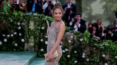 Jennifer Lopez отиде сама на премиера насред слуховете за развод