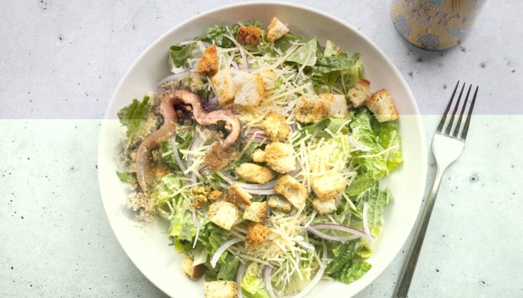 салата - ЖИВ БОНУС: Червей пълзи в салата от верига за бързо хранене (ВИДЕО)