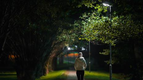 жена в парка