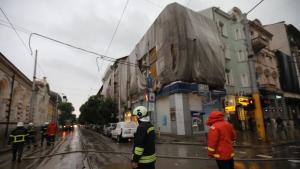 Стълб и сграда в близост до Централните хали в София горят