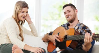 котка у дома и стопани свирят