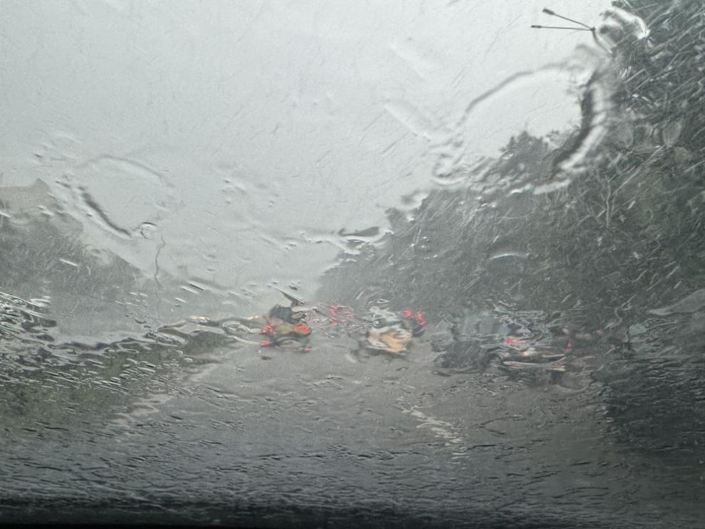 Пороен дъжд и буря над Ловеч. Видеа в социалните мрежи