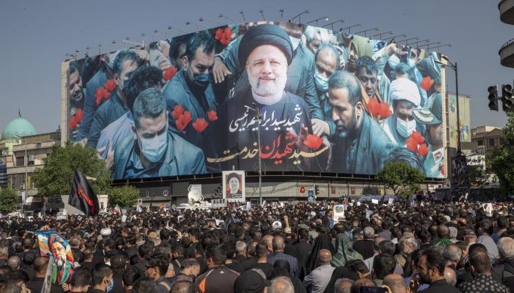 Иран - СЛЕД ДВУДНЕВЕН ТРАУР: Погребват иранския президент Ебрахим Раиси