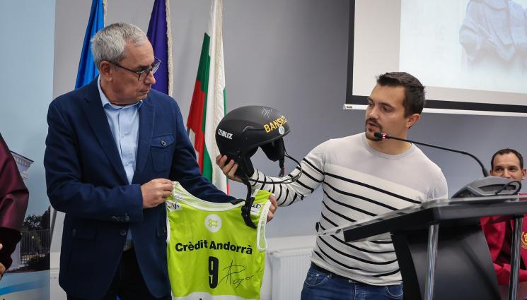 Алберт Попов НСА каска дарение - В МУЗЕЯ НА СПОРТНАТА АКАДЕМИЯ: Алберт Попов дари каската от първия си подиум за Световната купа