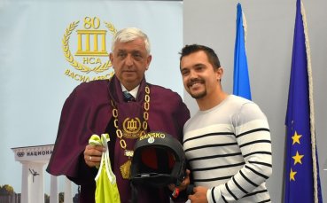 Алберт Попов дари каската от първия си подиум за Световната купа