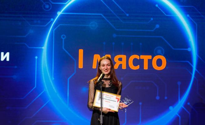 Даниела Найденова, специалист Външни комуникации получи първа награда за А1 България на PR Приз за проекта Интернет за всички в категория Дигитални комуникации.