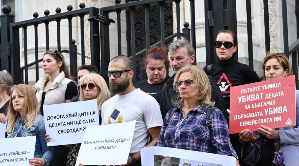 Гледат делото за смъртта на 15-годишния Филип в София, протестиращи се събраха пред Съдебната палата