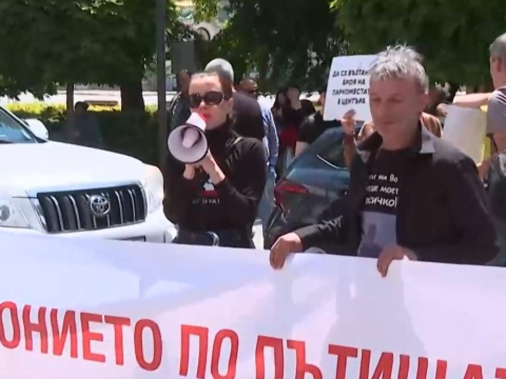 Протестно автошествие блокира центъра на София. Митингът е под наслов