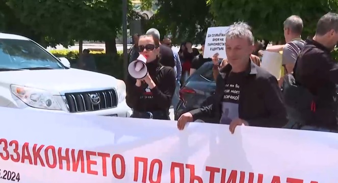 Протест срещу "беззаконието по пътищата" блокира центъра на София