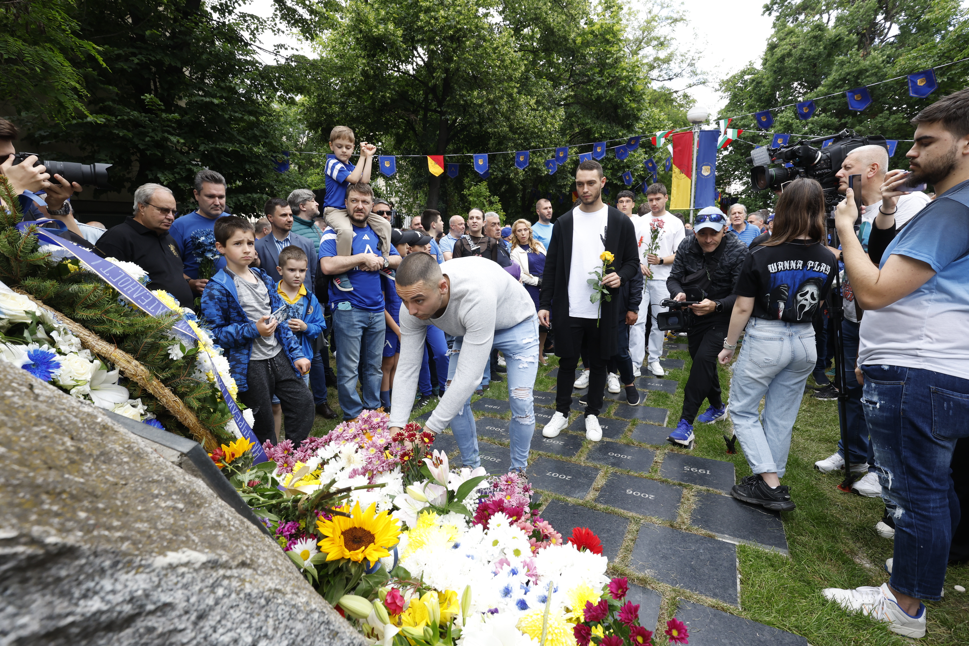 Левски поднесе цветя на Могилката