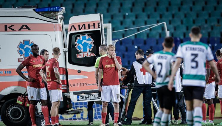 ЦСКА Черно море - Оперират във вторник пострадалия играч на „моряците“, Бусато му се извинил по телефона