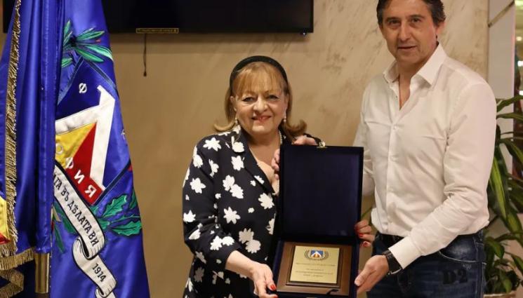 Богдана Карадочева Левски - Дариха Богдана Карадочева с плакет за заслуги към Левски