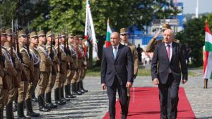 С официална церемония пред президентския дворец бе посрещнат Румен Радев