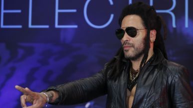 Lenny Kravitz прегърна плачеща фенка на концерт