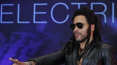 Lenny Kravitz прегърна плачеща фенка на концерт