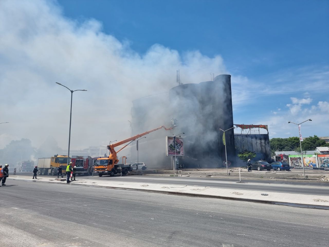<p>Огнеборци гасят пожар в Западната промишлена зона на Варна, съобщиха от пресцентъра на МВР. Сигналът за пожара е подаден малко преди 13:00 часа. По първоначални данни огънят е обхванал хале на хипермаркет. На място са изпратени пет пожарни автомобила, механична стълба и автовишка.</p>