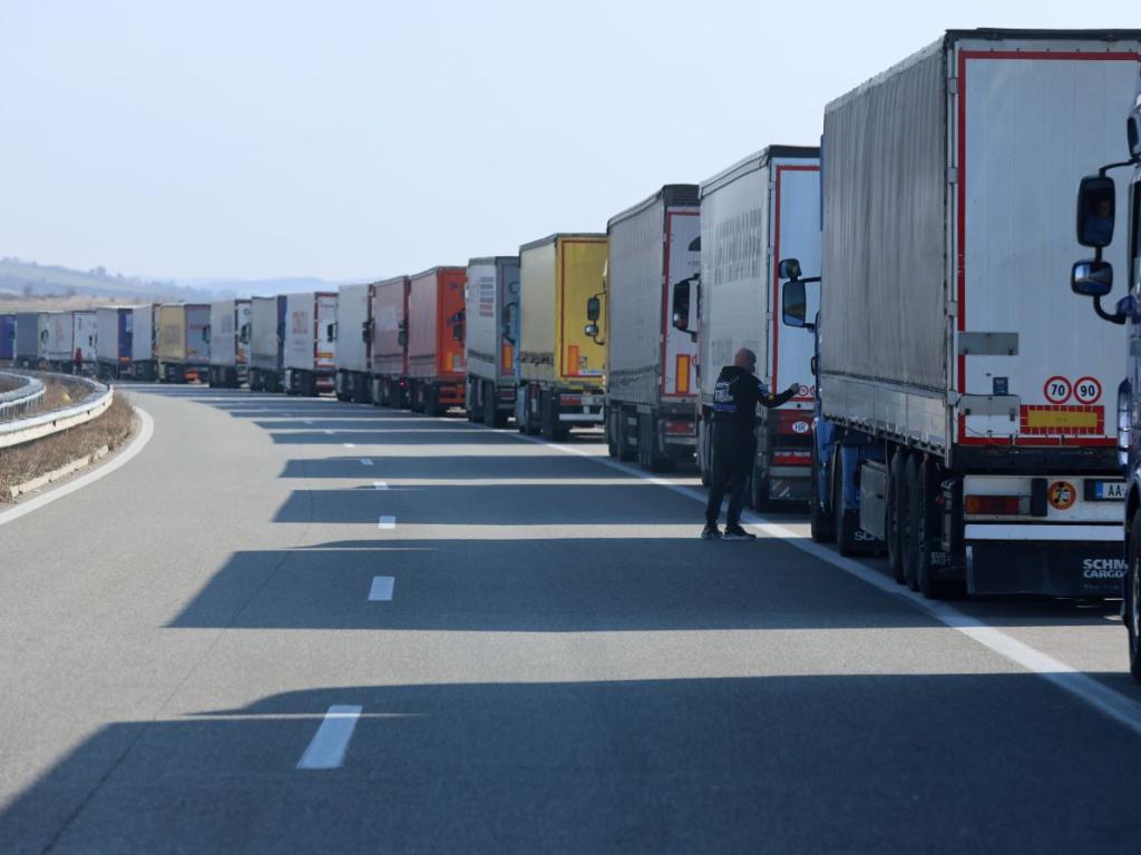 Трафикът е интензивен за товарни автомобили на някои от граничните