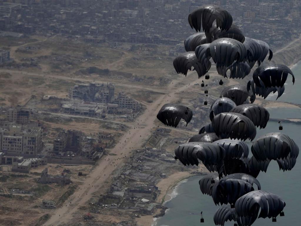 Египетските военновъздушни сили в коалиция с други държави възобновиха днес