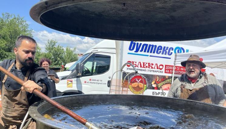 Ути Бъчваров - Агро Телеграф: Народът излапа 100 метра овчи суджук и тонове курбан чорба