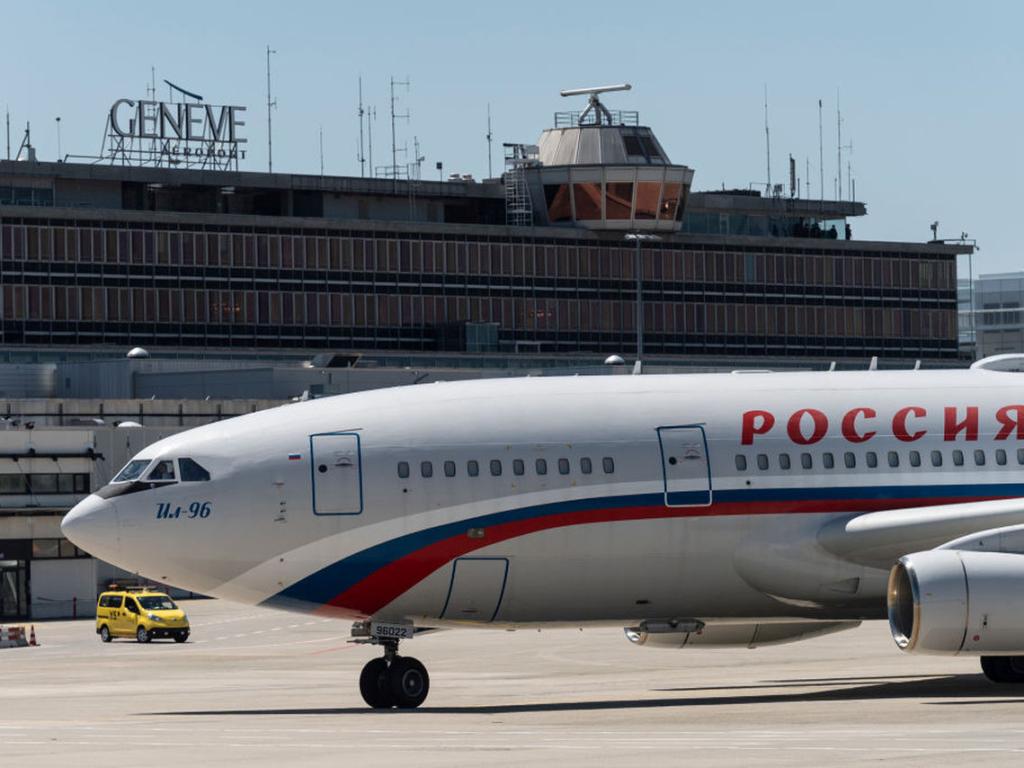 Влуксозния самолет Ил-96-300ПУ на руския президент Владимир Путин има кабинет