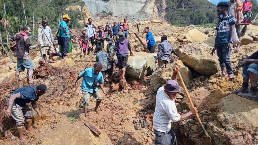 Бедствието в Папуа Нова Гвинея: Стотици затрупани от свлачището няма да бъдат извадени