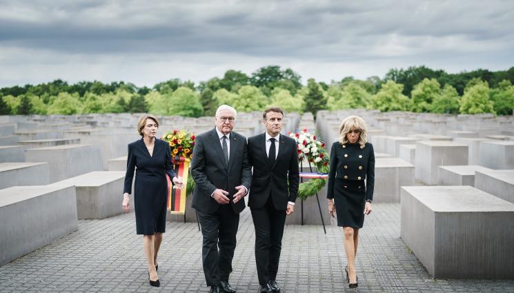 макрон - ГРАНДИОЗЕН СКАНДАЛ: Първите дами на Германия и Франция се смеят на мемориал на жертвите от Холокоста! (СНИМКИ)