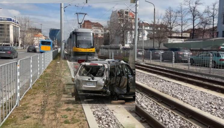 катастрофа - ПЪТЕН КОШМАР: Кола се натресе на трамвайни линии! (ВИДЕО)
