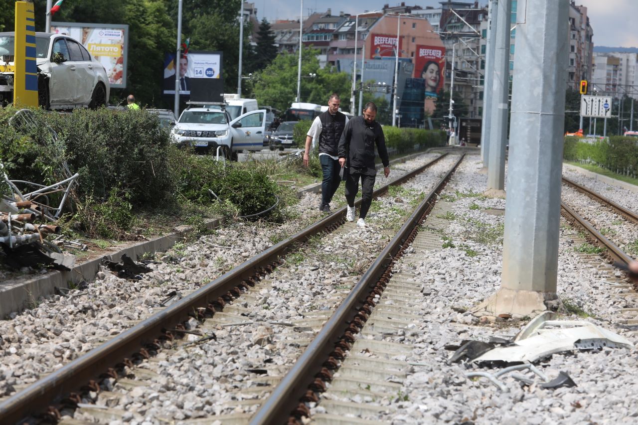 <p>Лек автомобил катастрофира на булевард &quot;България&quot; в София. Образувало се е задръстване в платното от кв. &quot;Бояна&quot; към центъра.</p>