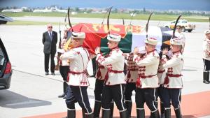 Тленните останки на цар Фердинанд пристигнаха в България