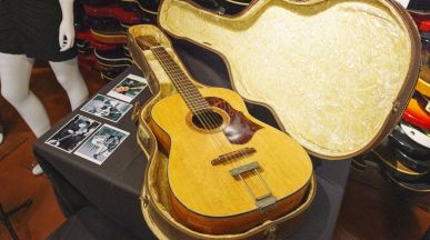 Китарата на John Lennon от “Help!” беше продадена за рекордна сума