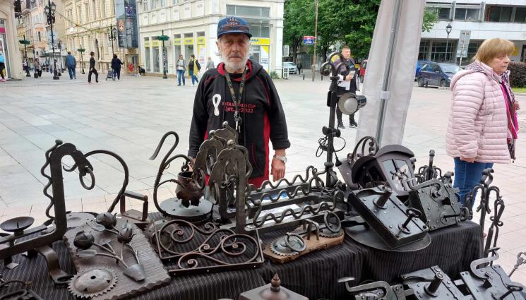 Нено Дочев - Най-възрастният ковач още укротява желязото, изработва и дарява кръстове за църкви и манастири (СНИМКИ)