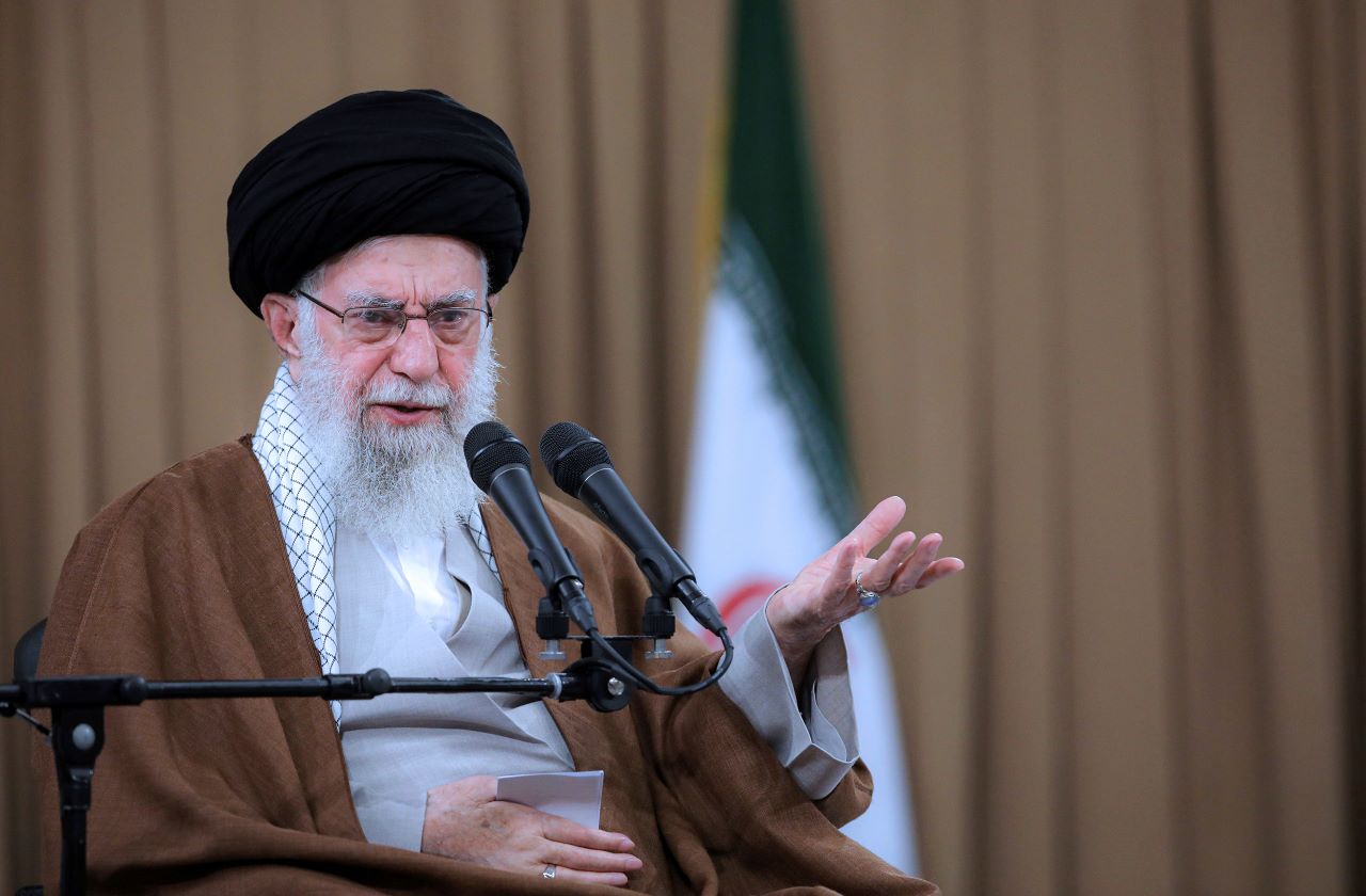 Аятолах Хаменей към САЩ: Иран няма да се даде на врага