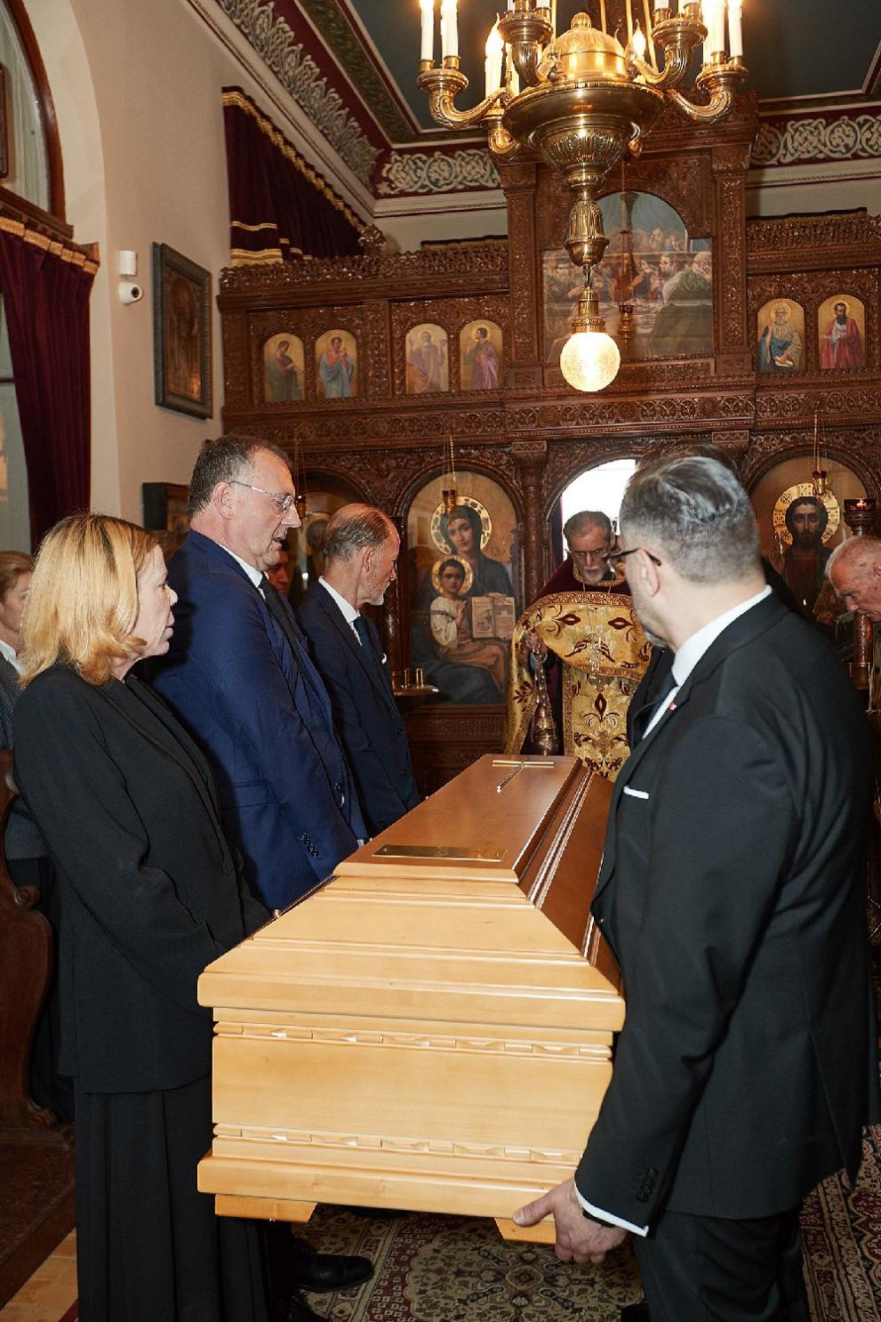 Положиха тленните останки на цар Фердинанд в криптата в двореца "Врана"