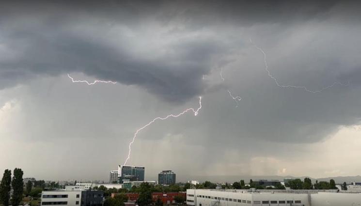 светкавица - ДА СЕ ГОТВИМ ЗА ОПАСНОСТ: Настъпват зловещи гръмотевични бури от Сърбия! (ВИДЕО+КАРТИ)