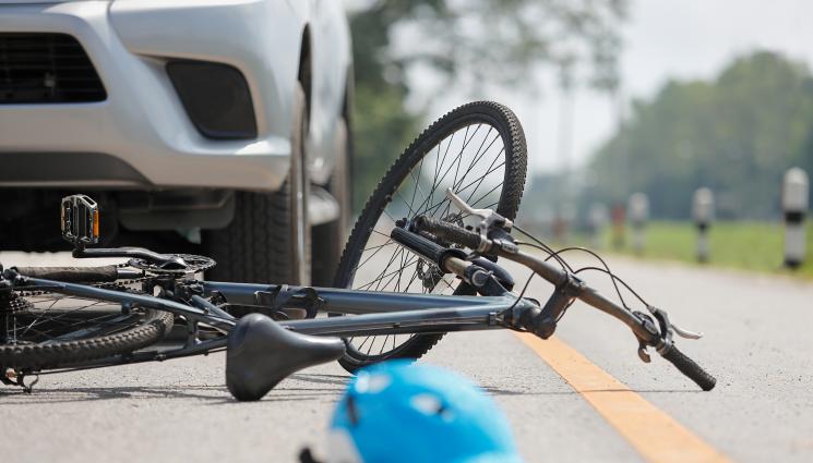 катастрофа колоездач - ПОРЕДЕН КОШМАР: Кола помете колоездач!