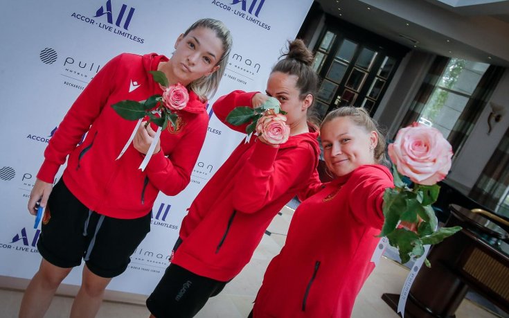 Посрещнаха с рози футболните ни националки в Букурещ