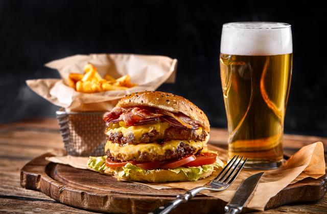 Бира, кафе и бургер или сандвич в центъра на София