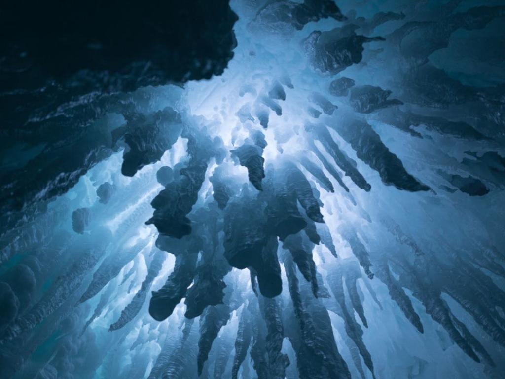 Бриникълът е растяща надолу куха тръба от лед затваряща шлейф