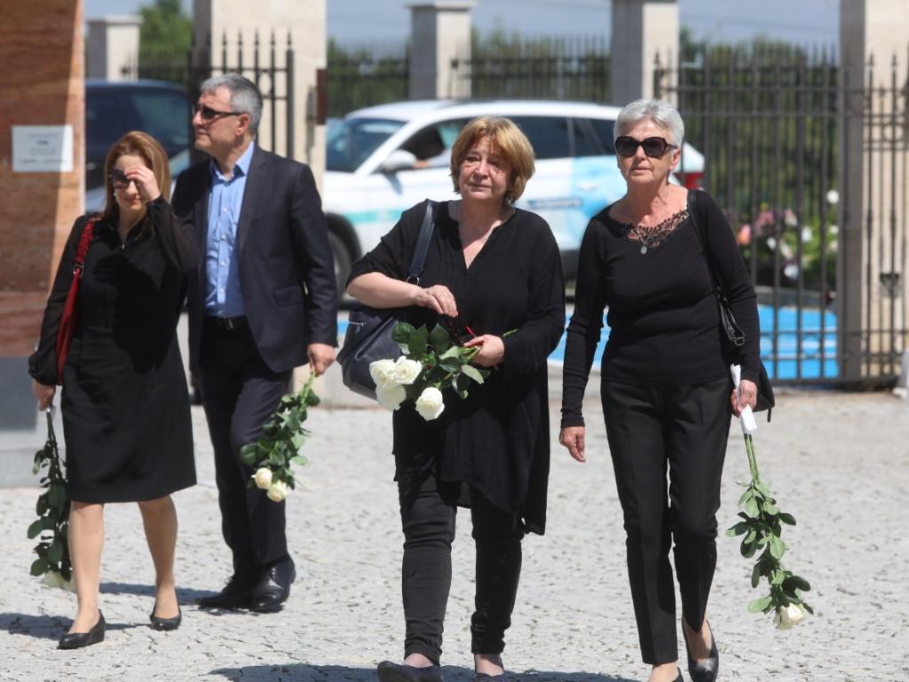 Стотици близки роднини приятели колеги и общественици изпратиха в последния