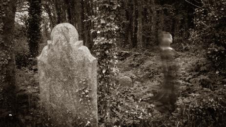 ПАРАНОРМАЛНО: Старо гробище вади съпрузи от вечния им сън