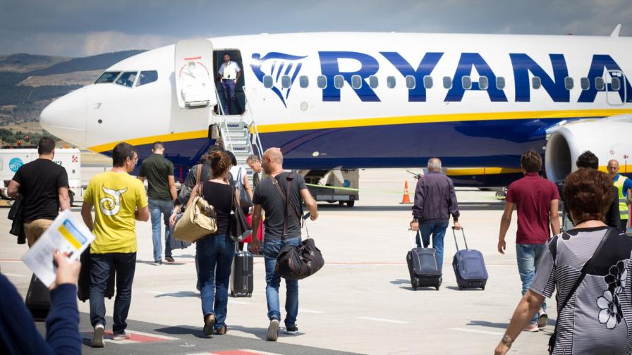 Българи 15 часа блокирани на летище в Лондон, причината: "Екипажът трябвало да почива"