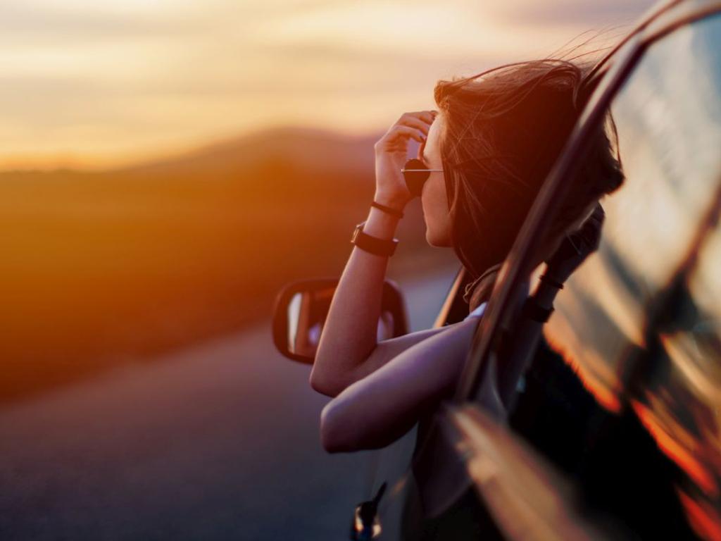 На плакатите са изобразени мъже чиито лица се виждат само