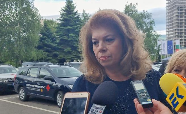 Йотова: Министърът на външните работи да представи кореспонденцията за Сребреница