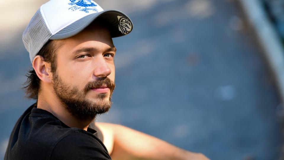 Той е талантлив актьор и продуцент, отраснал с театъра и