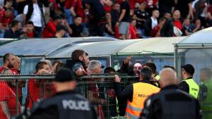 Трима полицаи са пострадали по време на мача на стадион Васил